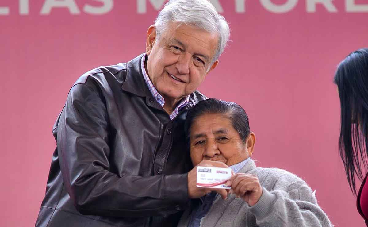 AMLO entregando el apoyo de la pension bienestar