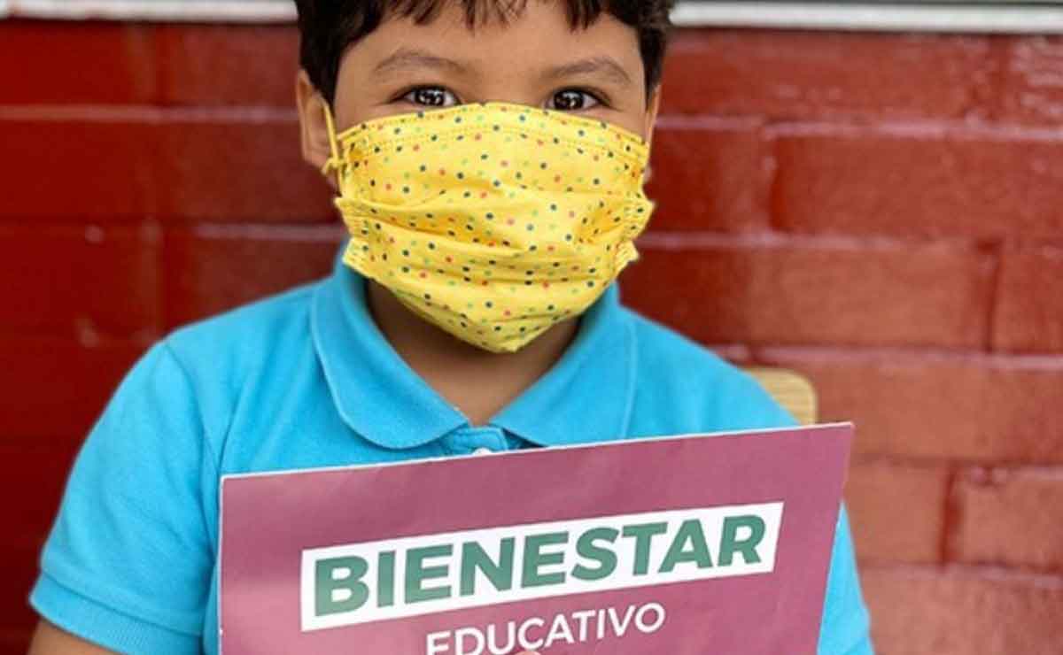 Niño con la tarjeta Mi Beca para Empezar