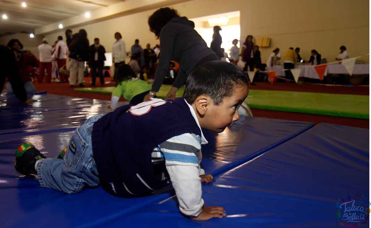 Niño con discapacidad en rehabilitación en Edomex