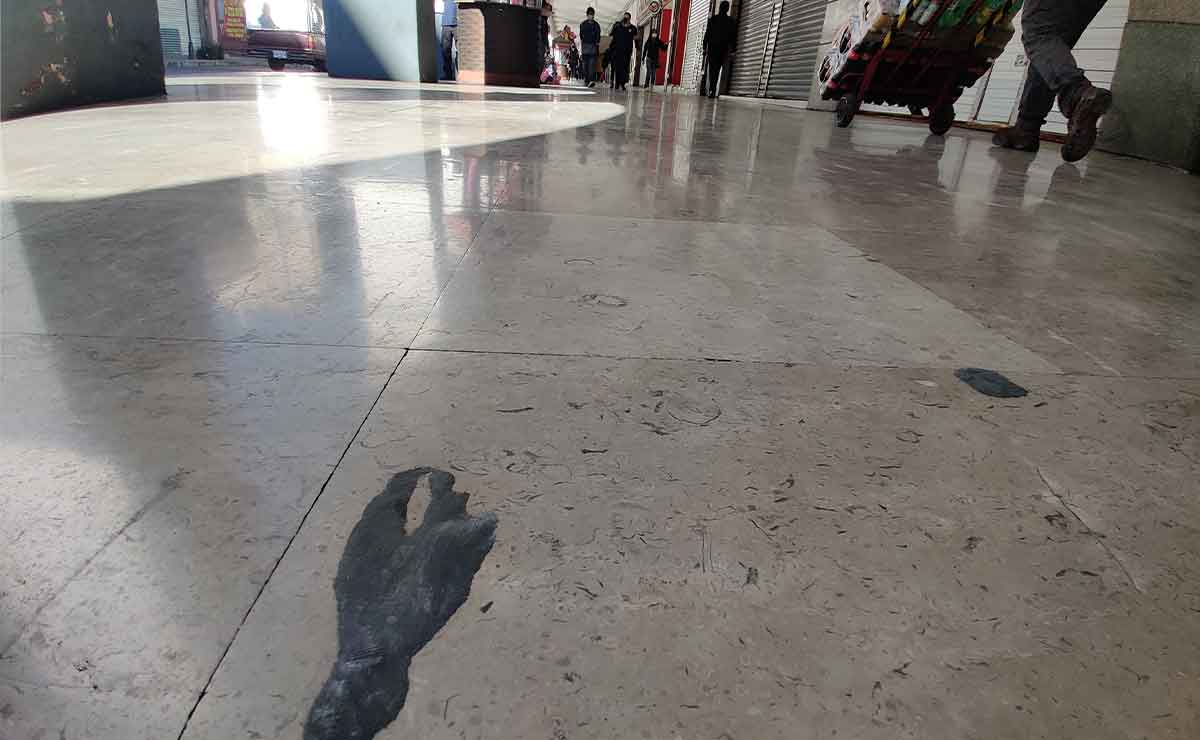 Chicle pegado en el piso de los Portales de Toluca