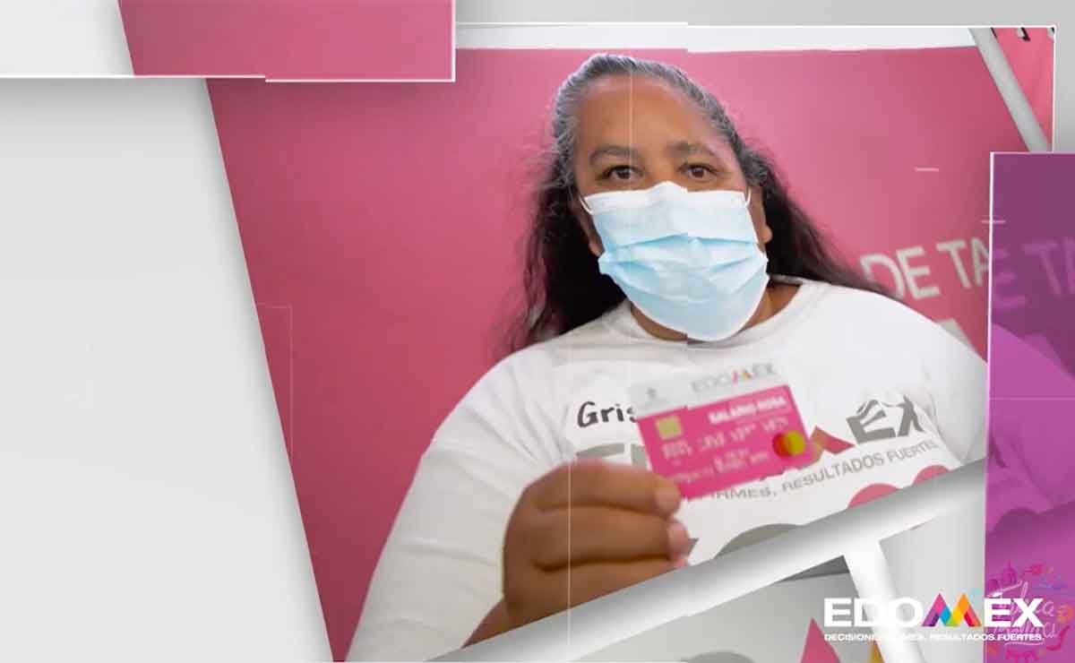 Mujer recibiendo su tarjeta rosa del Salario Rosa