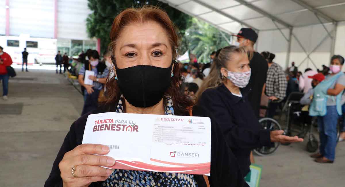 señora de 65 años recibe tarjeta de lapension bienestar 2022