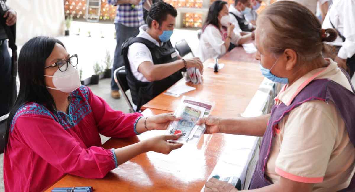 señora recibe pensión adultos mayores 2022 con tarjeta bienestar