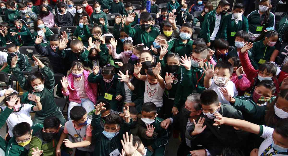 niños de educación básica disfrutan de clases presenciales en pandemia 2022