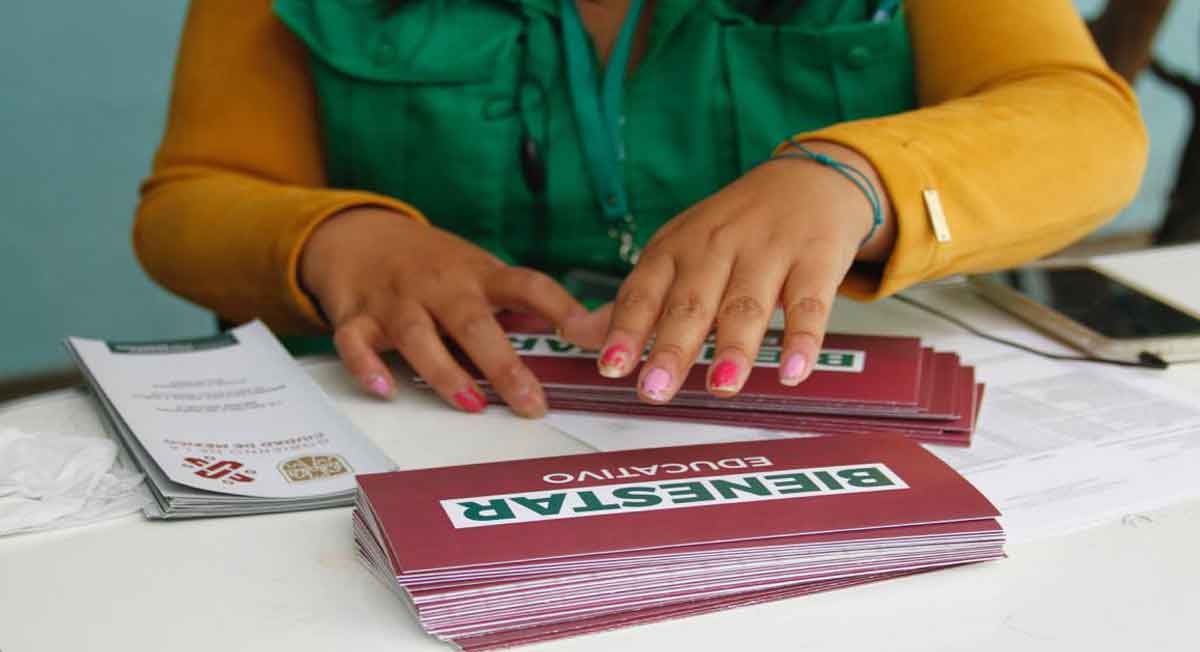 personal de binestar educativo prepara tarjetas mi beca para empezar 2022 para ser entregadas