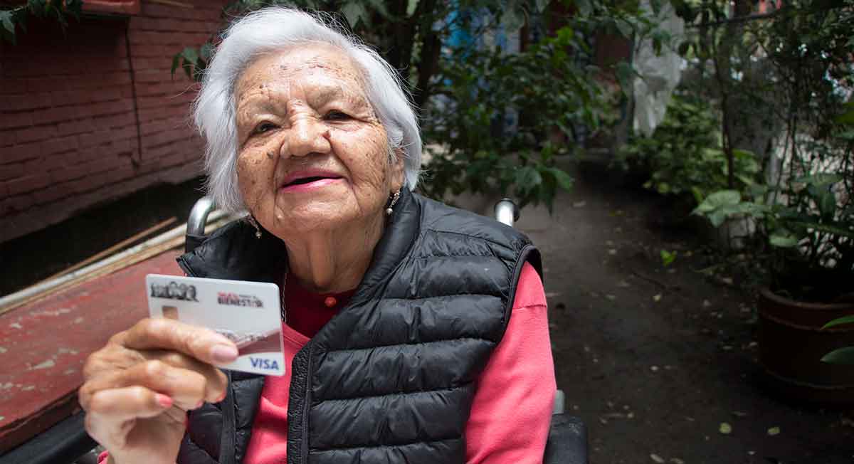 señora recibe pensión adultos mayores a través de su tarjet bienestar 2022
