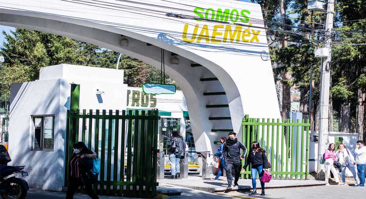 acceso a ciudad universitaria de la uaemex y alumnos afuera de ella