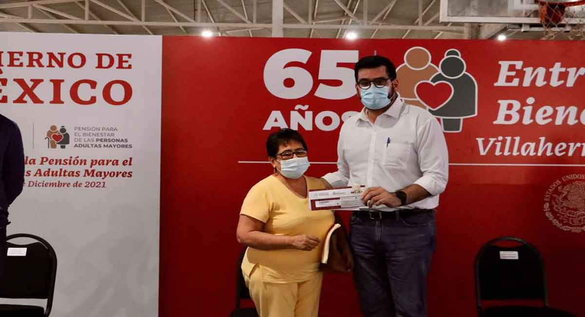 señora recibe pensión adultos mayores 2022 en marzo