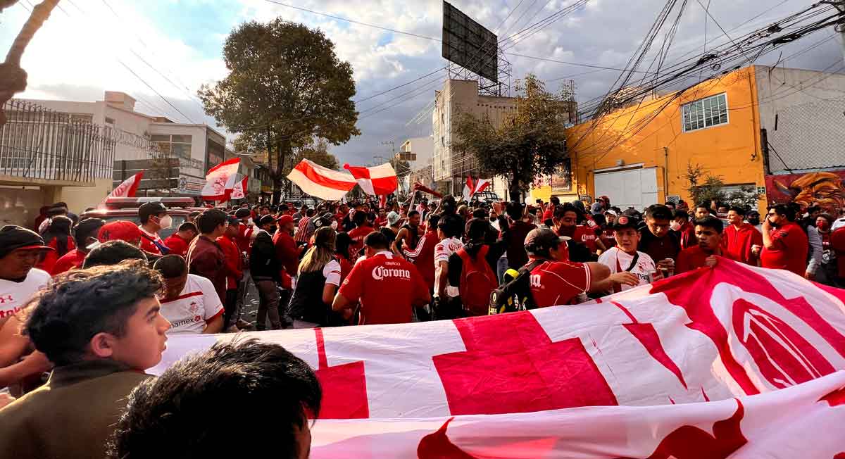 banda del rojo en la previa de un encuentro en el nemesio diez del toluca fc
