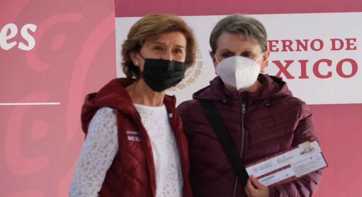 dos adultas mayores reciben pensión adultos mayores con tarjeta bienestar 2022