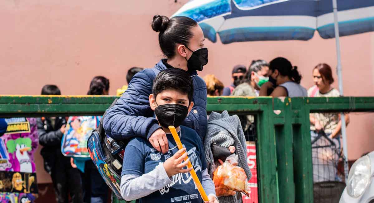 señora recoge a su hijo y esta a la espera de recibir las boletas de calificaciones SEP SIGED