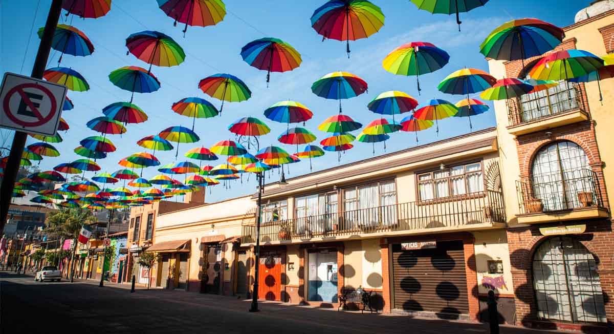 metepec coloca coloridas sombrillas en avenida miguel hidalgo en el centro del pueblo mágico