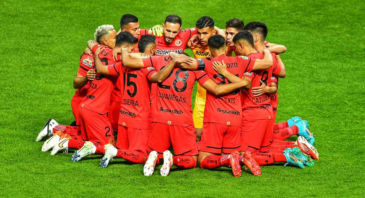 primer equipo del toluca fc se abraza en conjunto en partido de la liga mx
