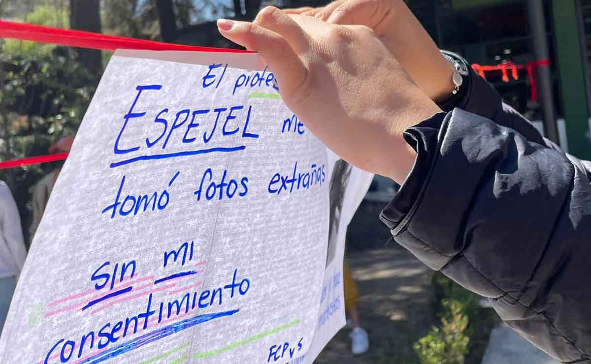 Alumnas colocan tendedero de denuncias en la FCPyS de la UAEMex