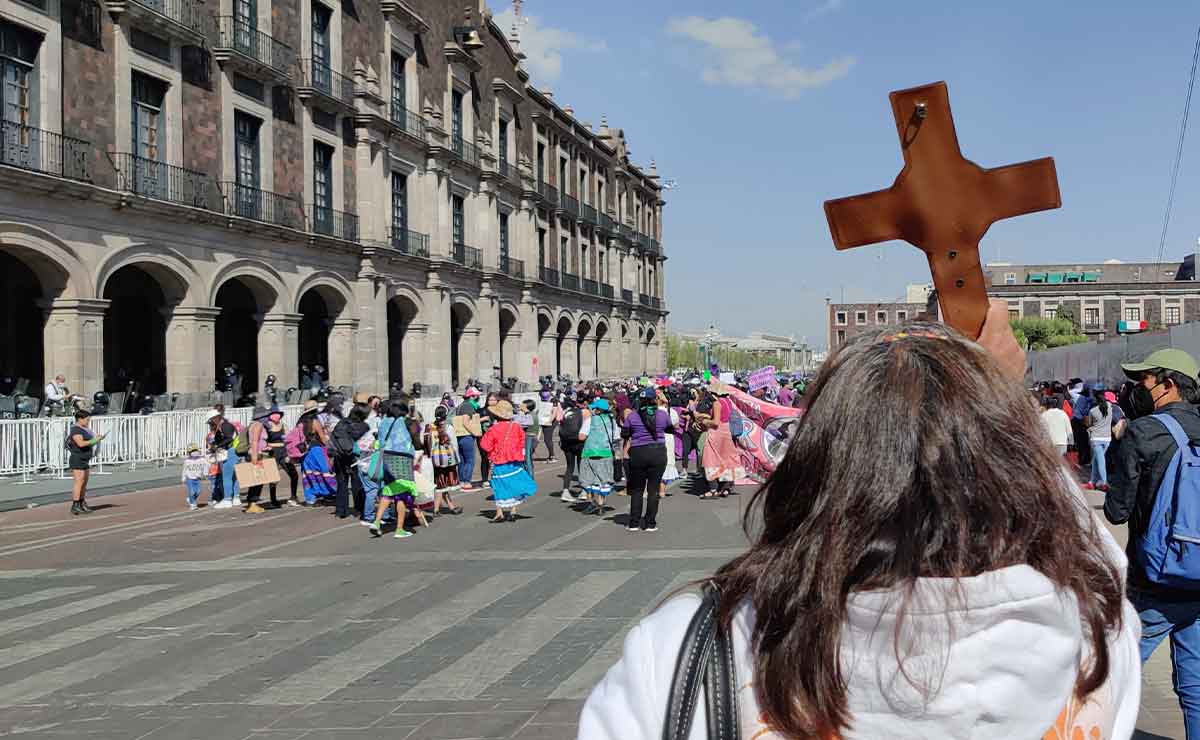 Mujer reza mientras colectivos feministas protestan en toluca