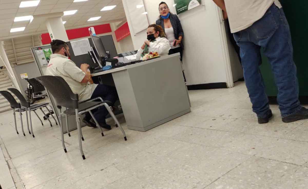 Foto que muestra cómo un cliente espera mientras empleados festejan cumpleaños en Banco Azteca