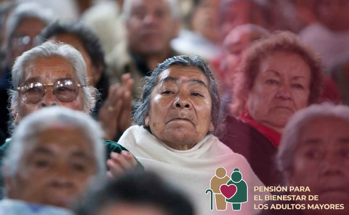 Mujeres de la tercera edad esperando su pago de la pensión adultos mayores 2022