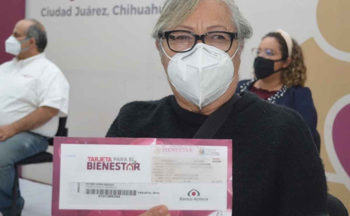 Mujer con un sobre de la pensión bienestar 2022