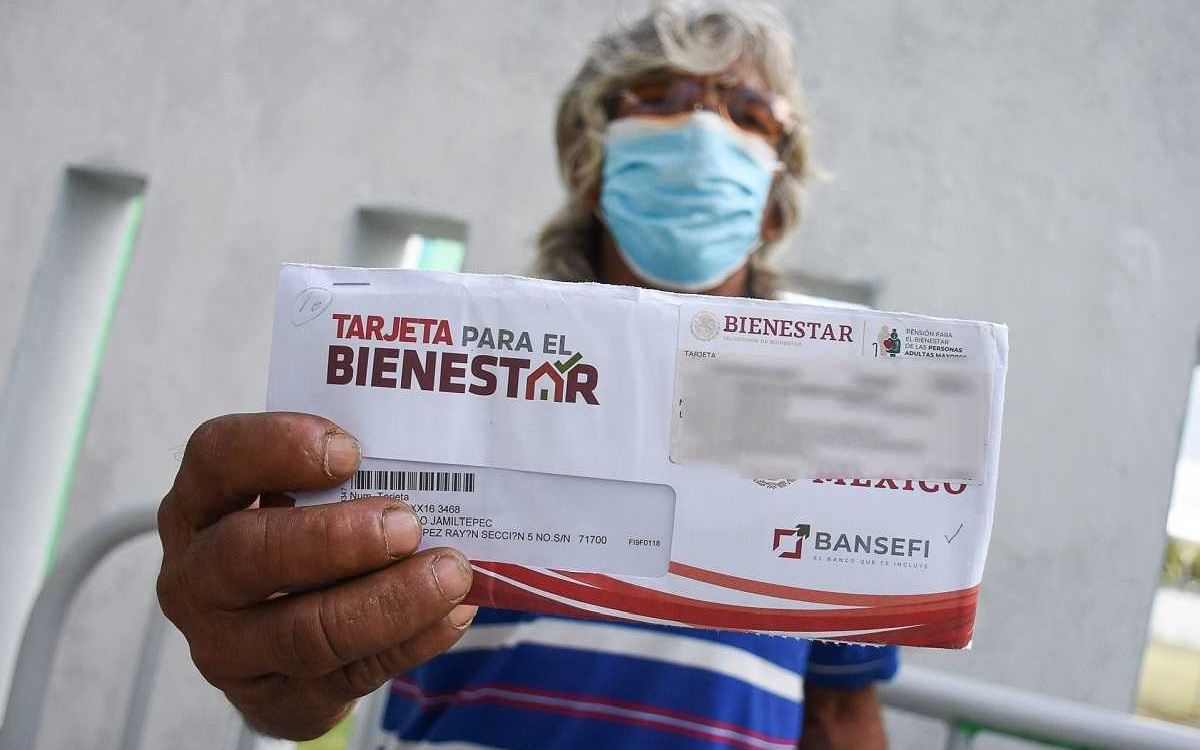 beneficiario de la tarjeta bienestar 2022 mostrando beneficios