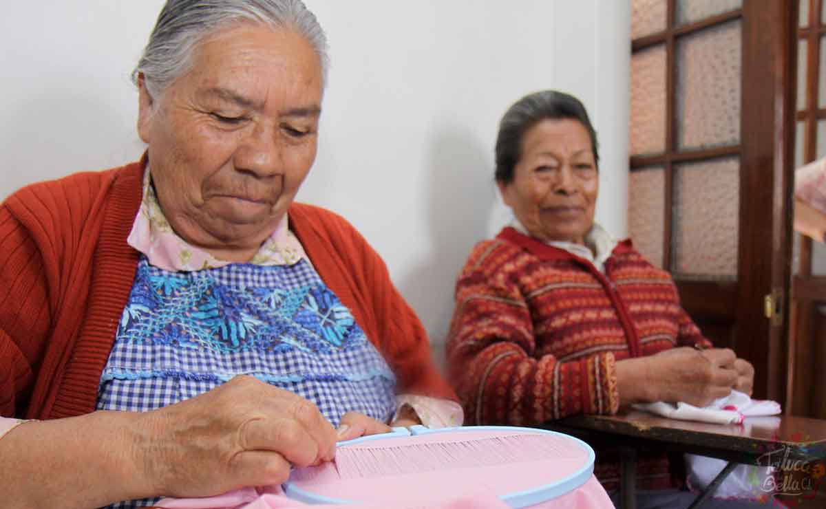 Adultos mayores contentos de que recibieron su pensión Bienestar