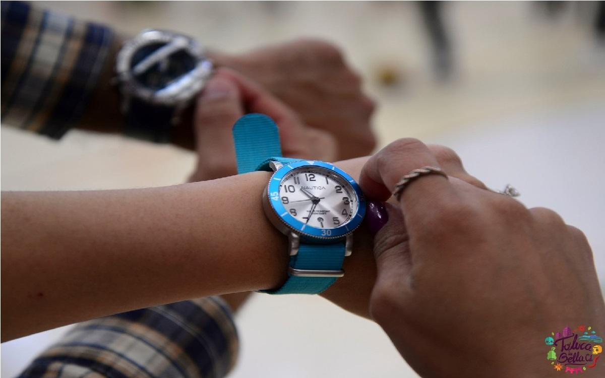 persona realizando cambio de horario de verano