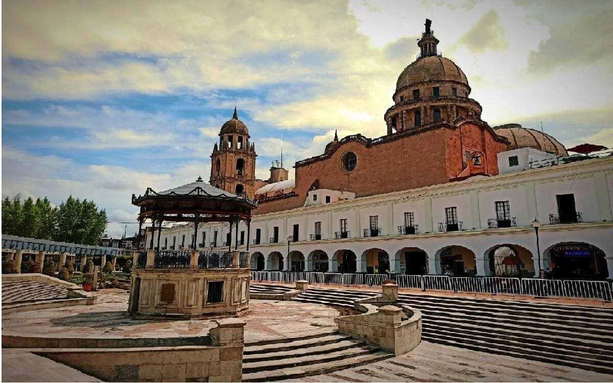 portales de toluca y al fondo catedral celebran 500 años de toluca