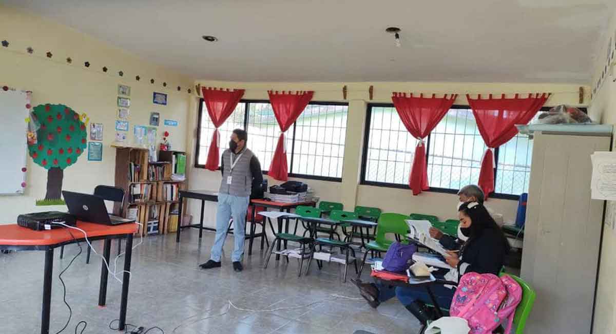 padres de familia en aula de clases lisos para recibir boleta de calificaciones 2022