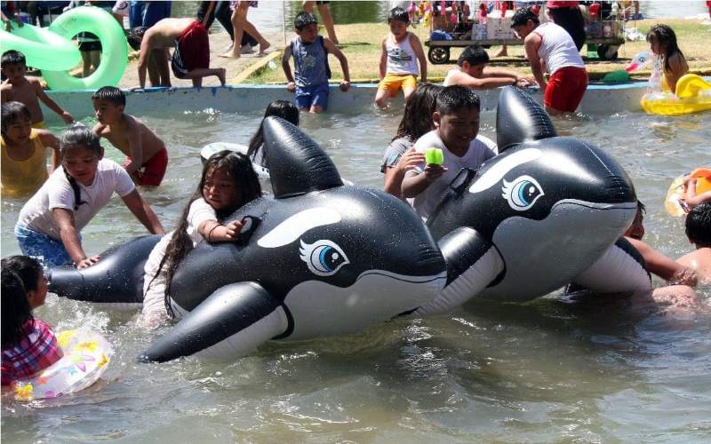 niños en balneario disfrutando de vacaciones de semana santa 2022 de la sep