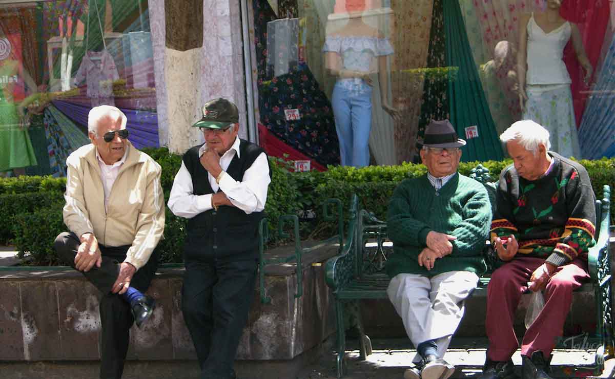 Señores sentados esperando a que les caiga la pensión bienestar 2022