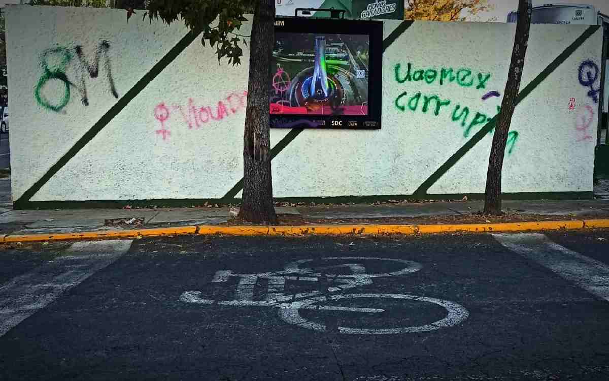 rayones en edificios uaemex durante marcha 8m 2022 toluca