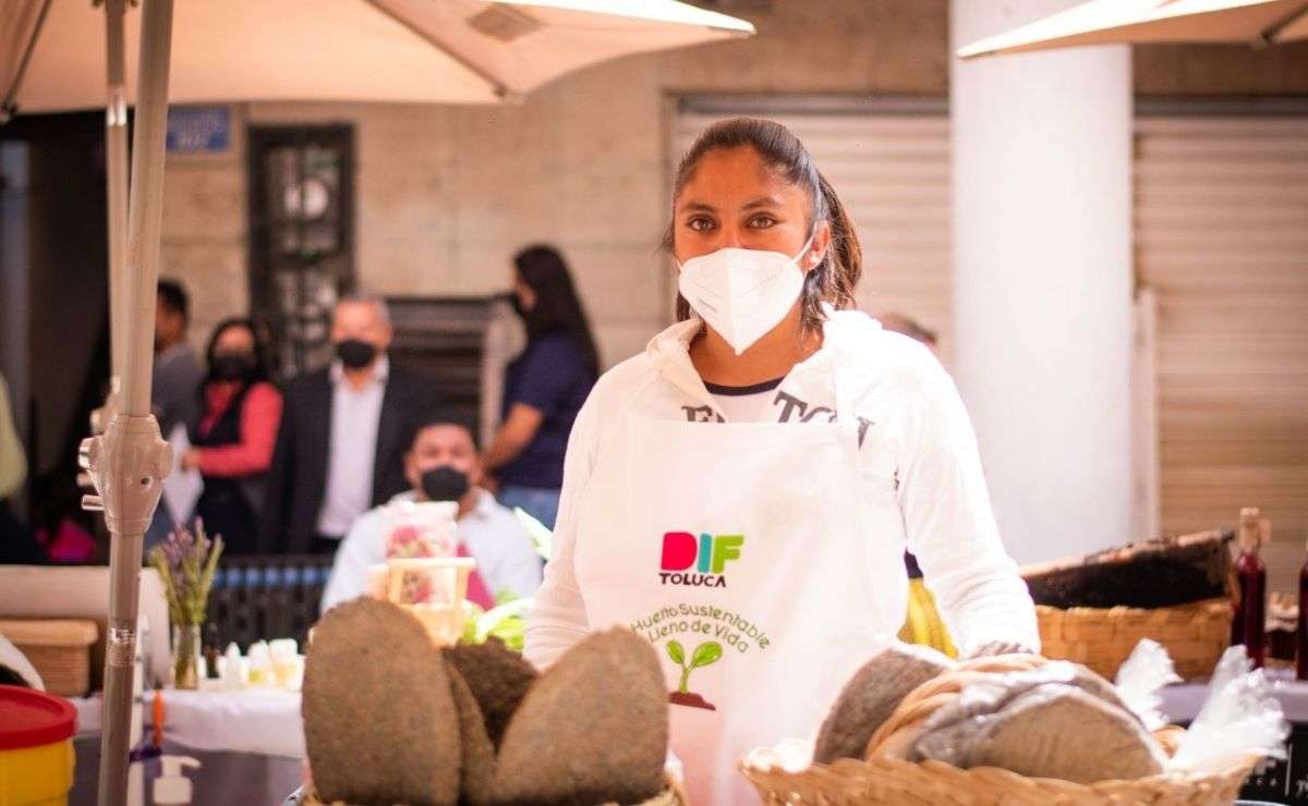 Conoce el puesto de huaraches de doña Lupita Piña que se hizo viral en la inauguración del AIFA