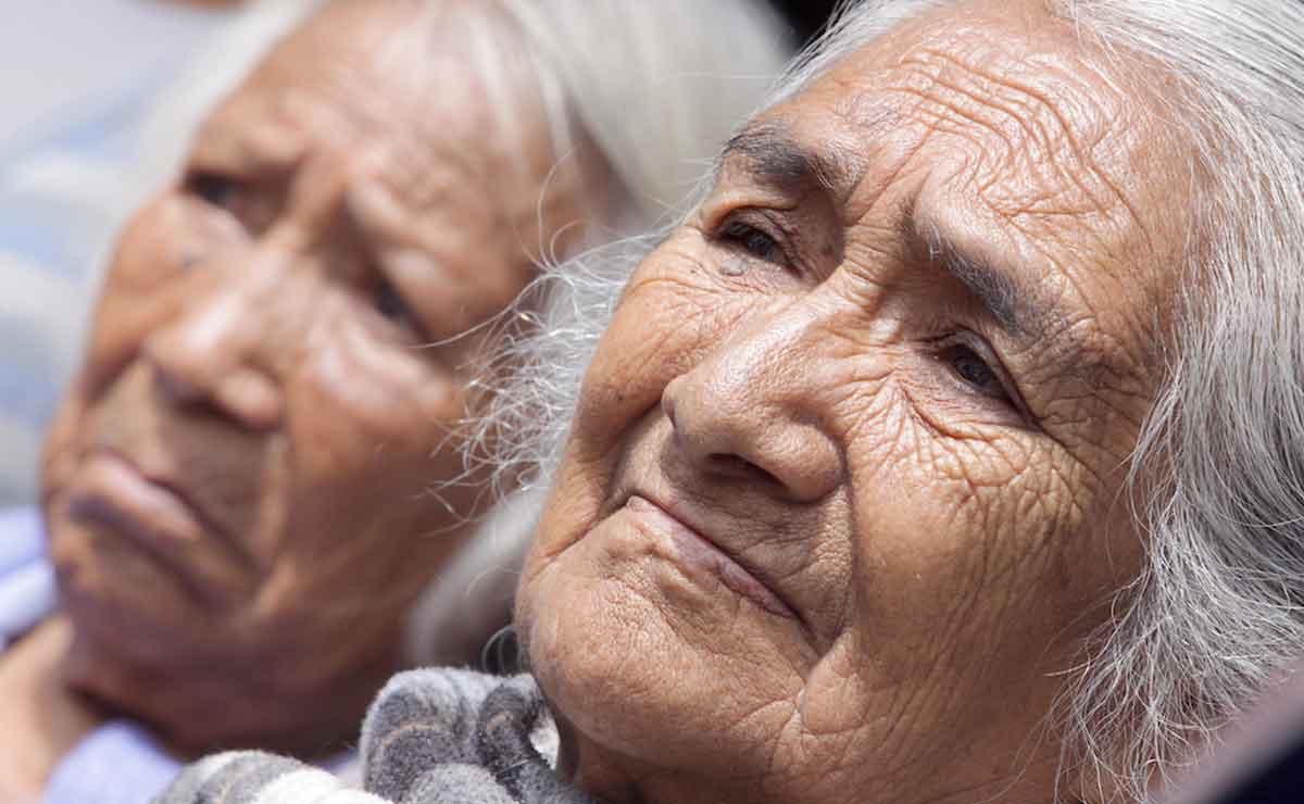 Adultos mayores esperando a cobrar su pensión bienestar 2022