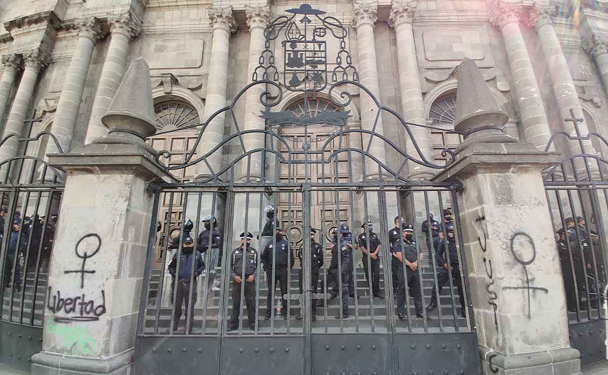 Policías resguardando la iglesia de Toluca