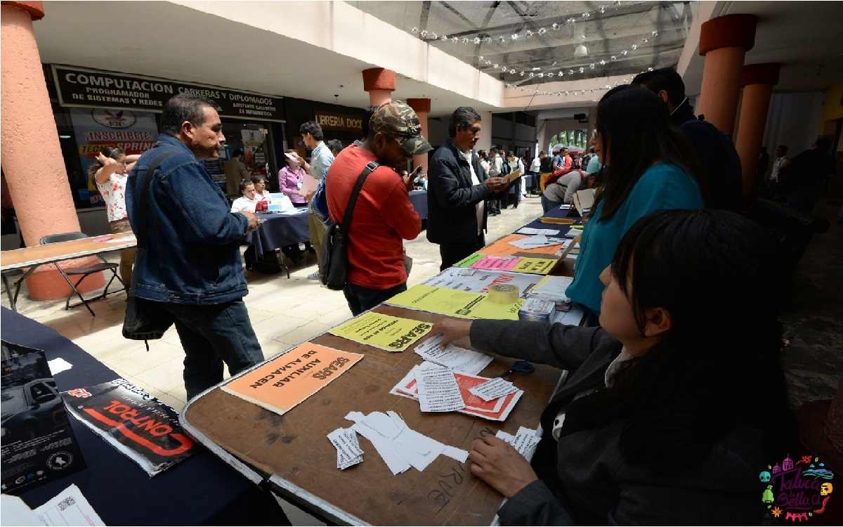 personas en feria de empleo 2022 toluca
