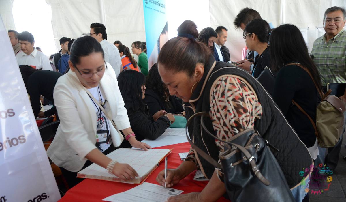 Mujeres en una feria del empleo 2022
