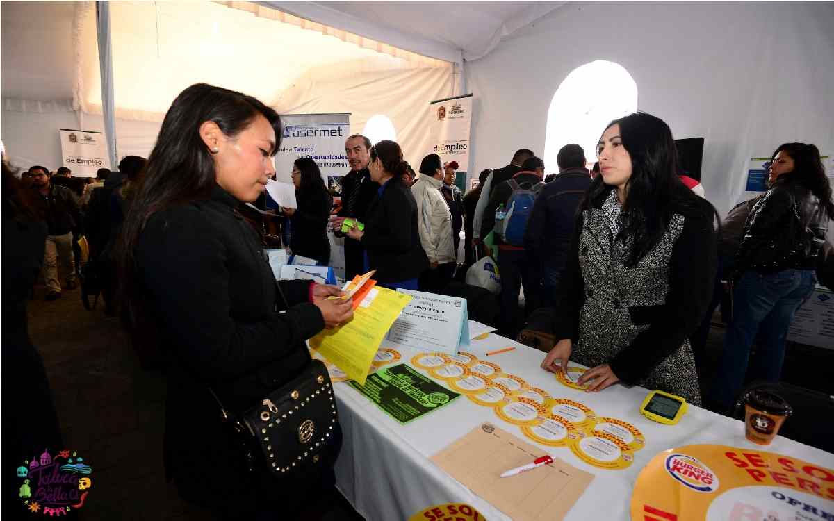 mujeres buscando trabajo durante la feria del empleo en toluca