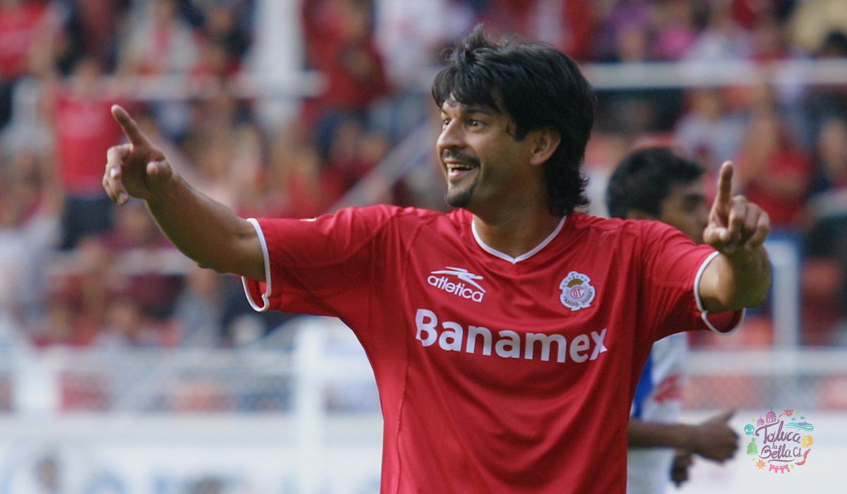 El guaraní josé Cardozo festejando un gol