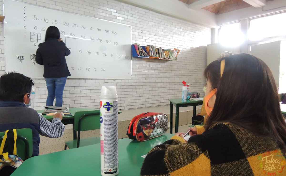 SEP: Maestra da clases en el Edomex