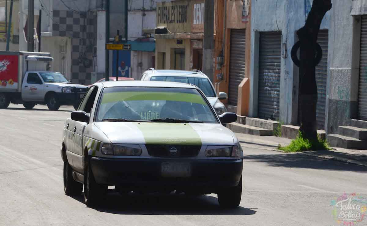 Taxi circulando en calles de Toluca