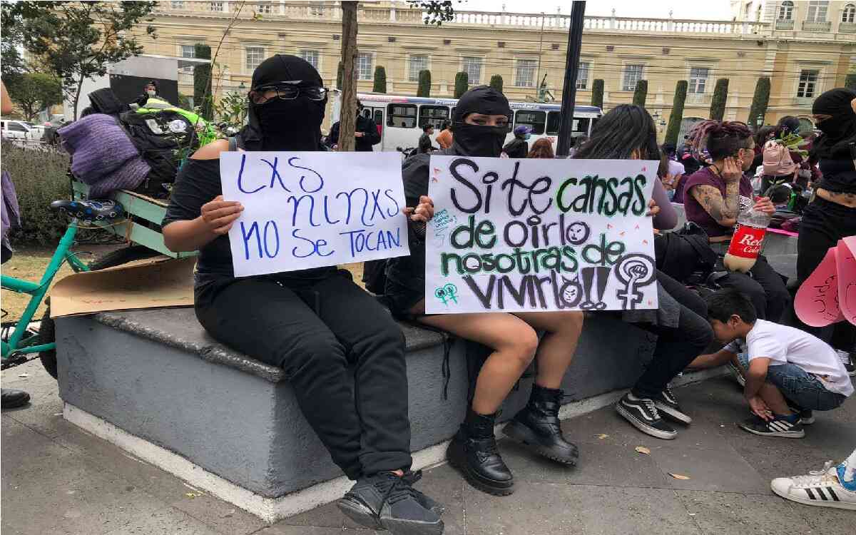 mujeres con cartel en rectoria en la marcha 8m 2022 toluca