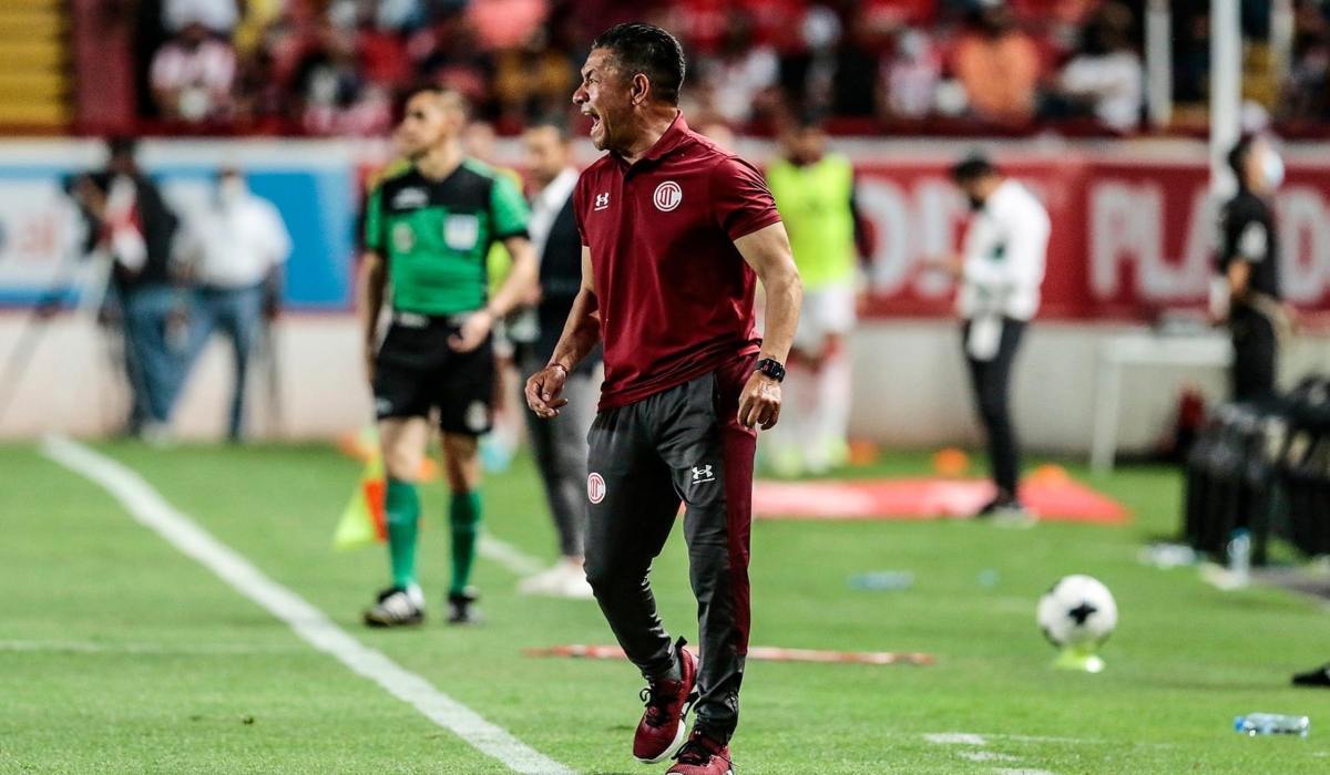 Nacho ambríz dirigendo un partido en condición de visita del Toluca Fc