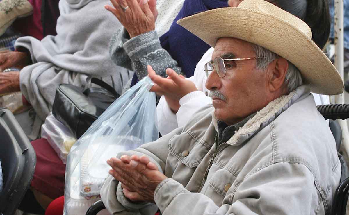 Adulto mayor esperando su pago de la Pensión Bienestar