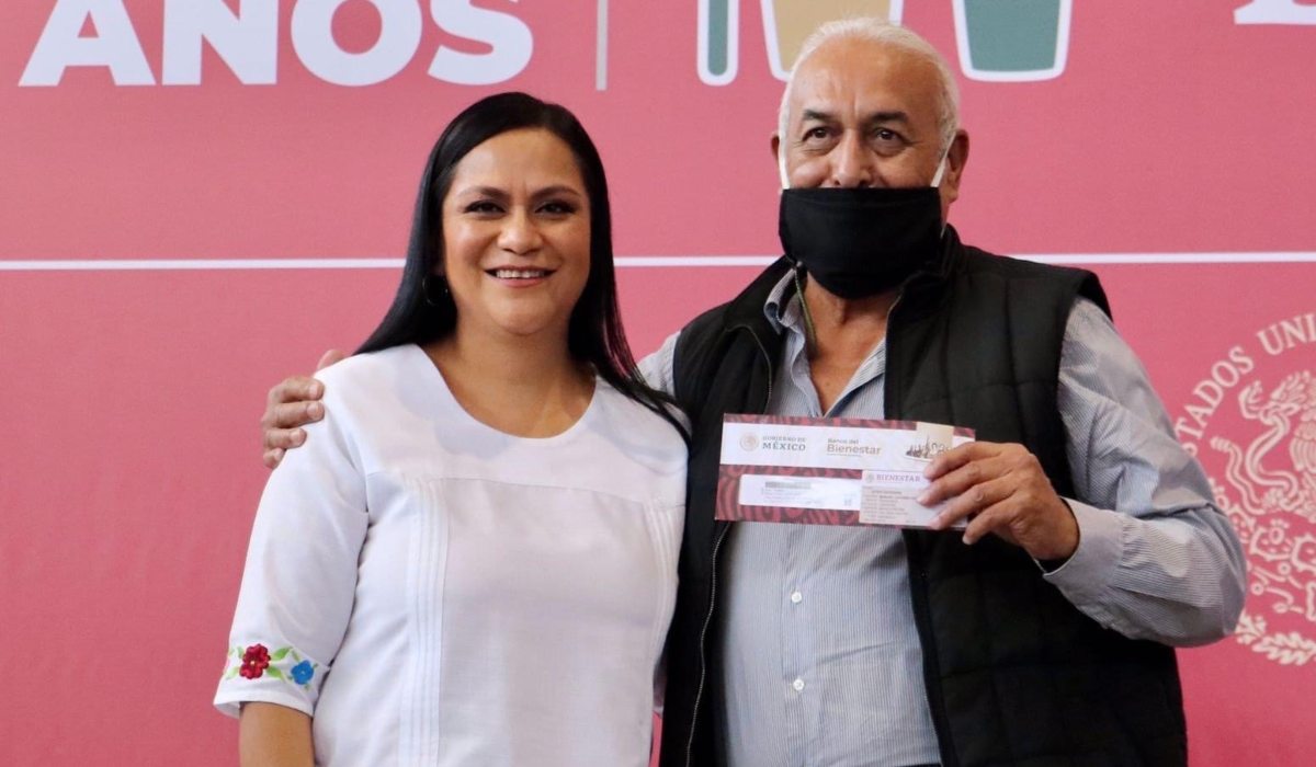 Adulto mayor recibiendo su tarjeta del bienestar 2022