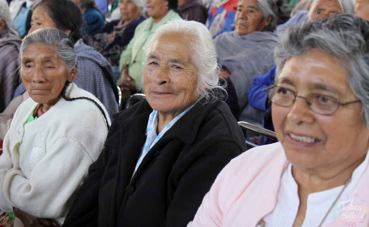 Adultos mayores esperando su pago de la Pensión Bienestar