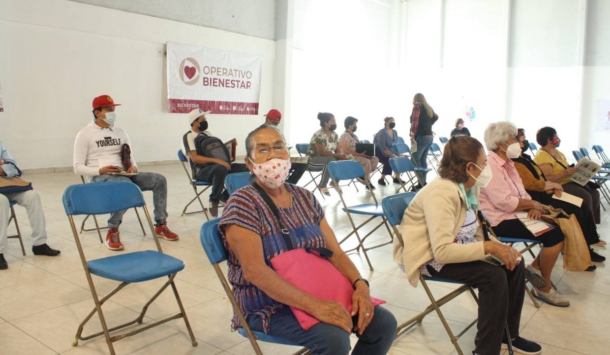 Beneficiarios de la pensión del bienestar esperando para recibir su pago