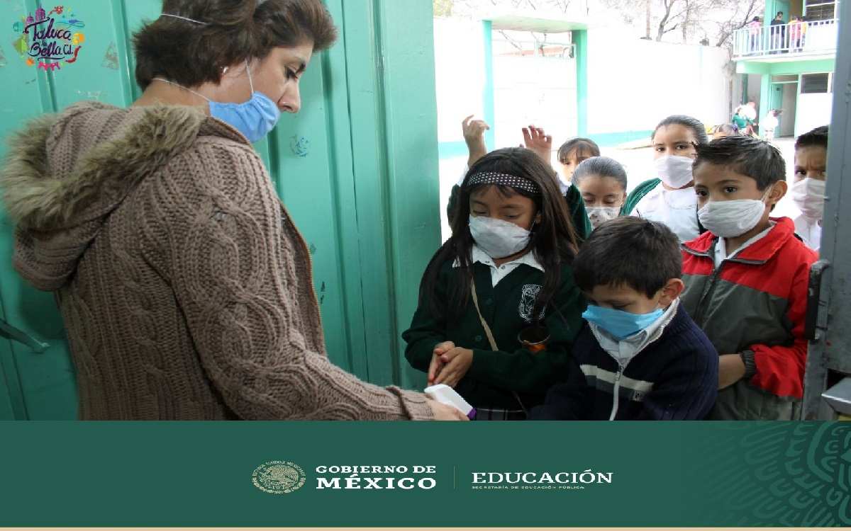 alumnos de la SEP entrando a clases listos para el puente del 18 de marzo