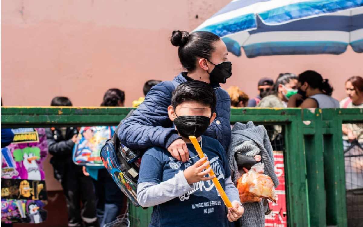 madre e hijo afuera de escuela sep esperando puente de marzo