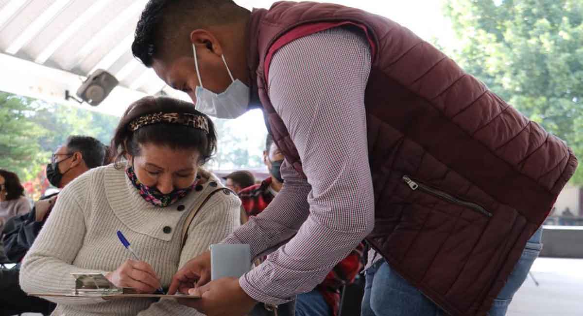 mujer se registra a la pensión bienestar 2022 dejando sus datos personales en módulo de atención