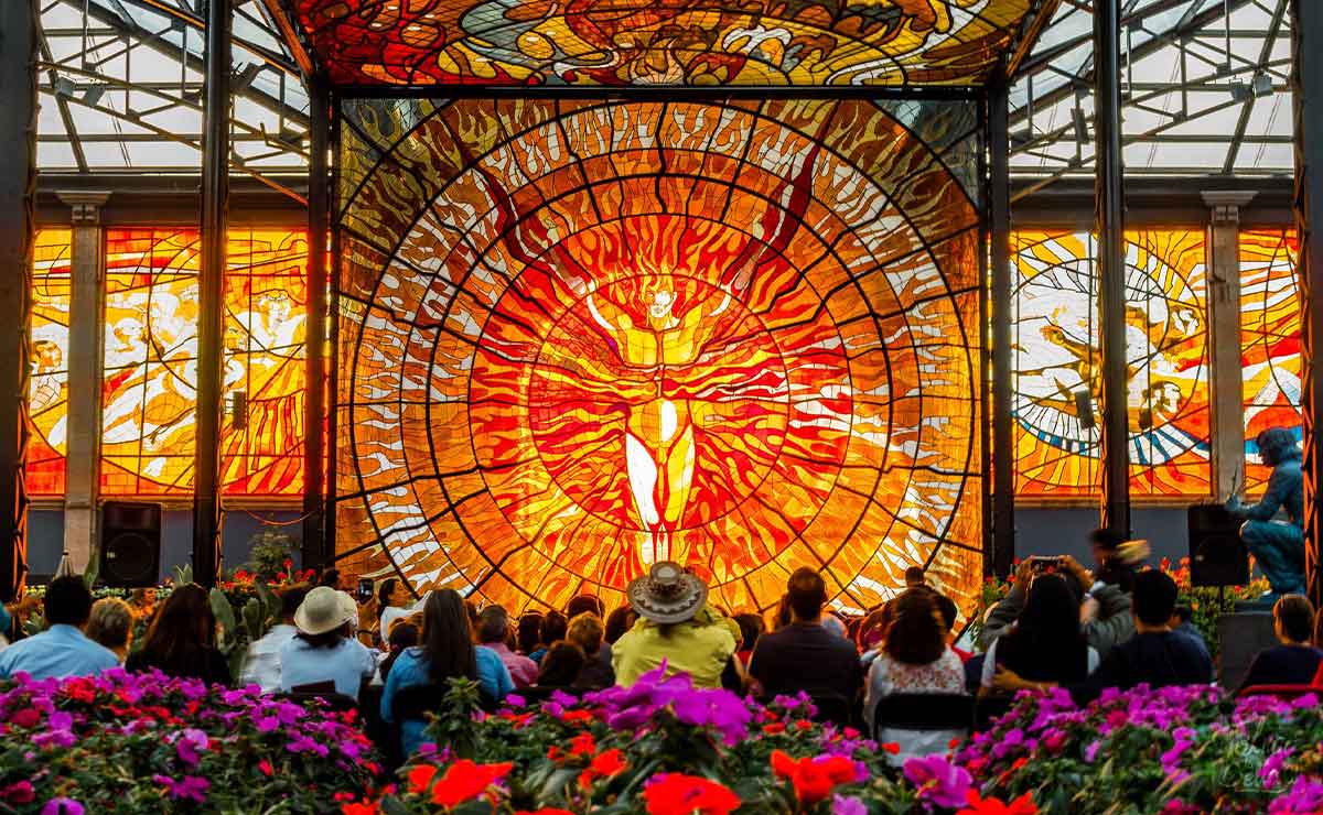 Gente viendo el equinoccio de primavera en el Cosmovitral