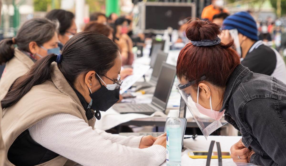 Trabajadores de la Secretaría del Trabajno realizando registros al programa JCF